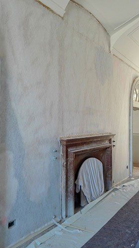 un camino e un muro non ancora dipinto
