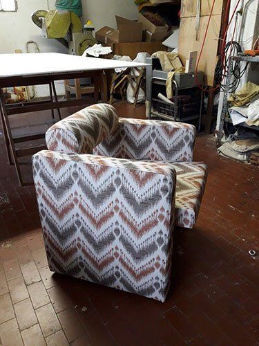 una poltrona recliner rivestita con una stoffa di color grigio e marrone