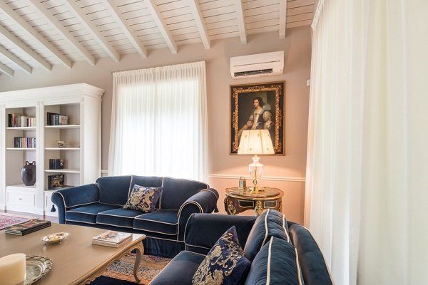 una sala con due divani di color blu e un tavolino