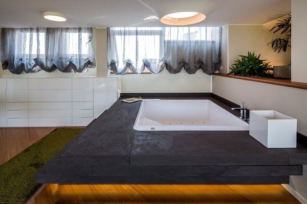 un bagno con una grande vasca