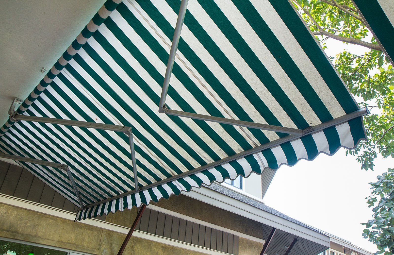 Tenda verde a strisce bianche e bianche