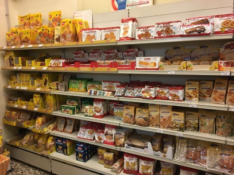 scaffale di prodotti per celiaci