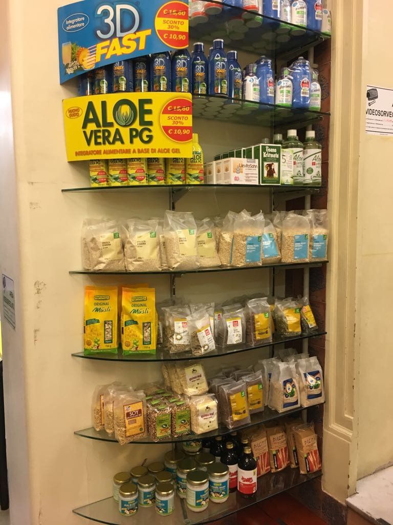 scaffale con prodotti naturali all'aloe vera