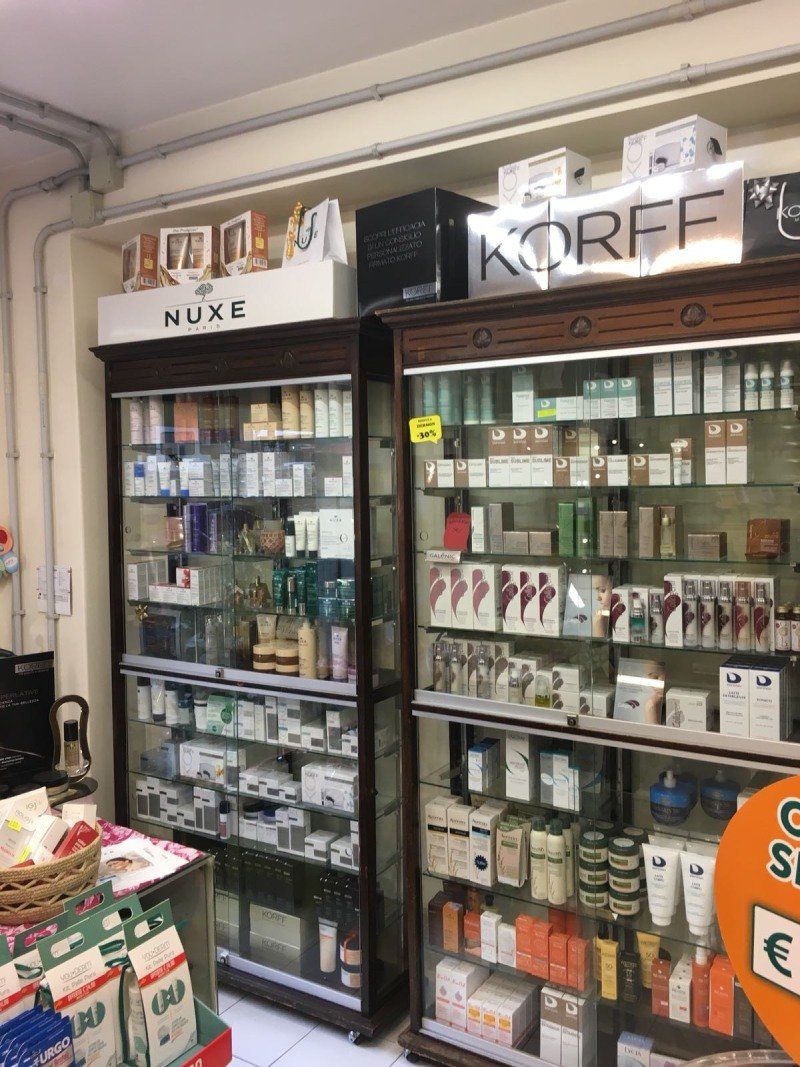 scaffale con prodotti farmaceutici e dermocosmetici
