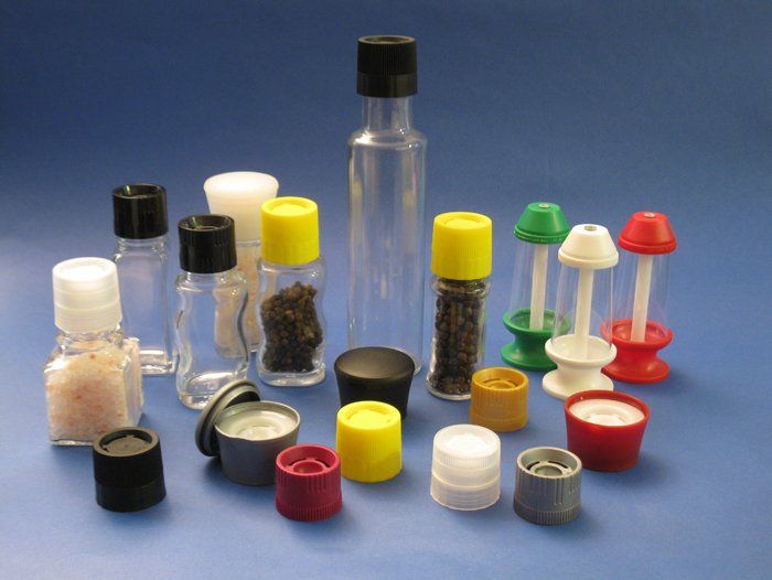 diversi contenitori per spezie