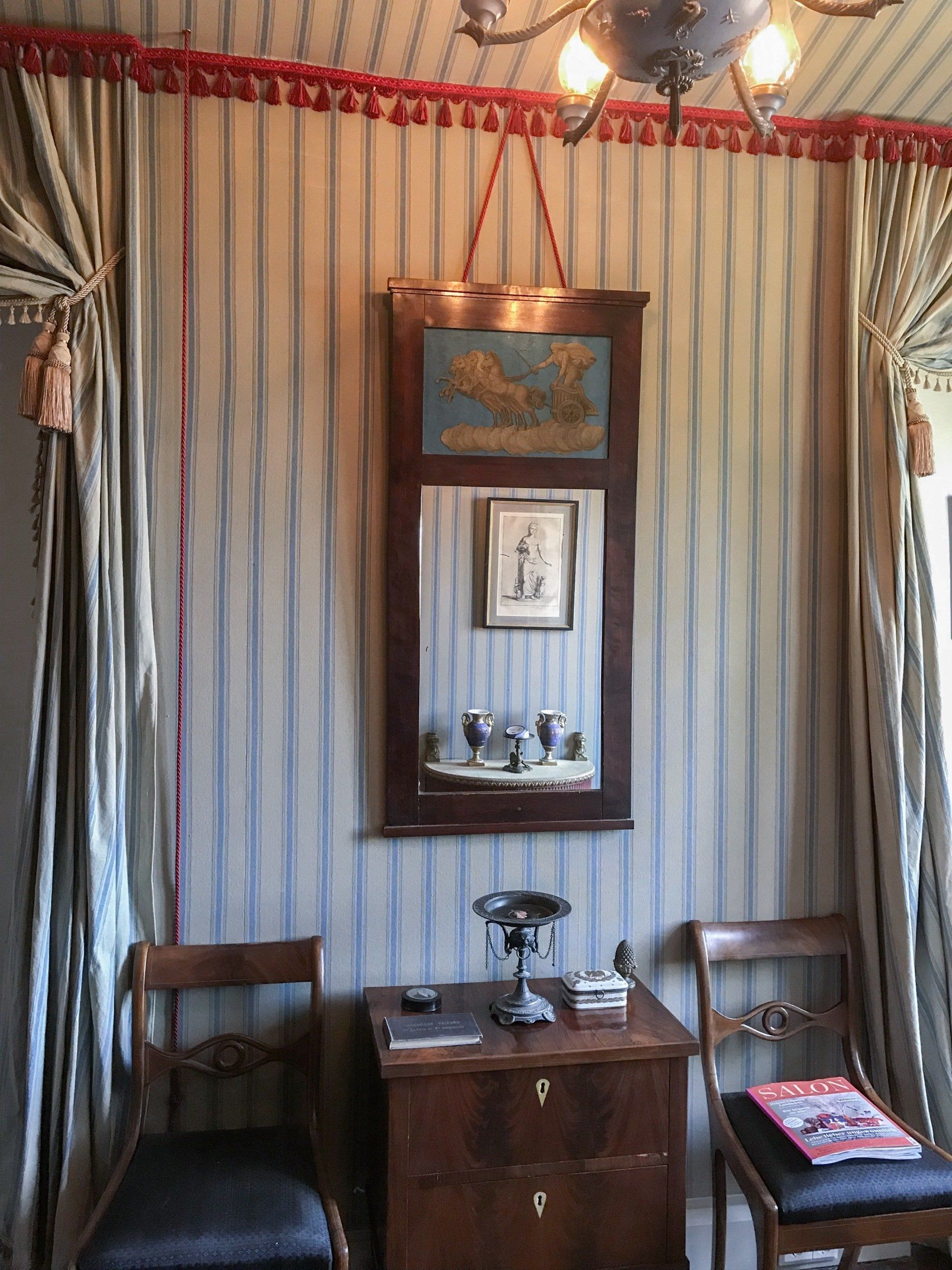 Historisches Gutshaus in Mecklenburg mit Parkanlage. Nostalisches Interior Design mit Antiquitäten.