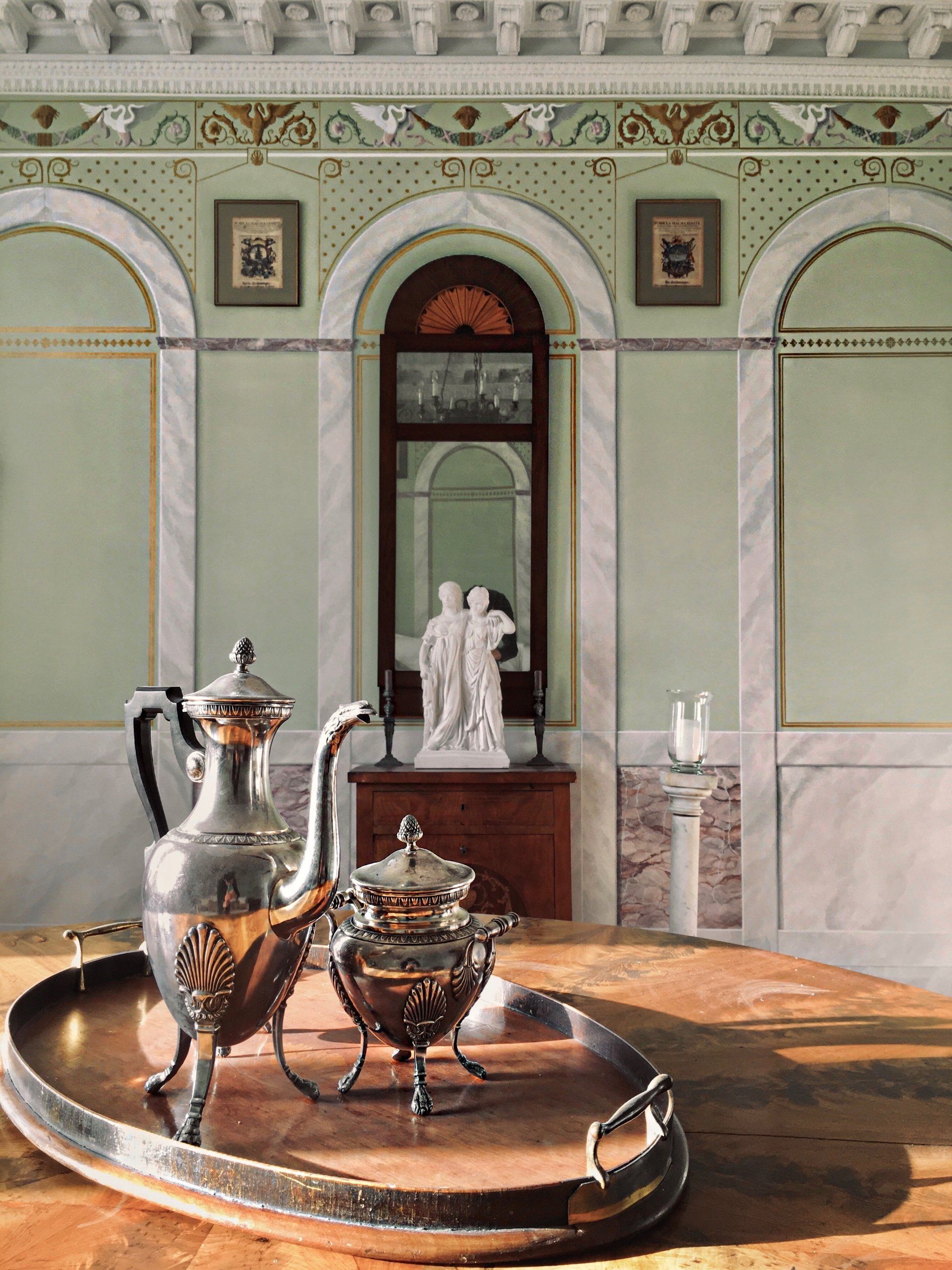 Historisches Gutshaus in Mecklenburg mit Parkanlage. Nostalisches Interior Design mit Antiquitäten.