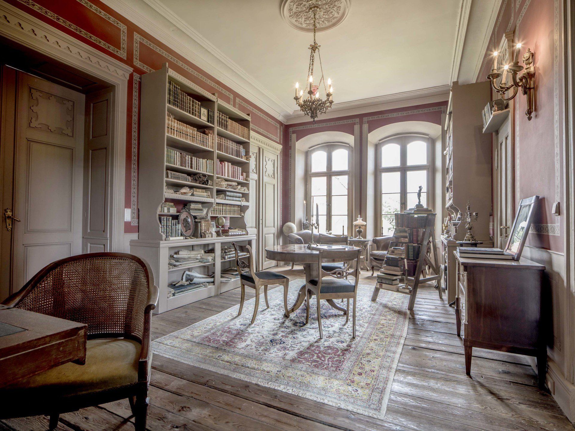 Historisches Gutshaus in Mecklenburg mit Parkanlage. Nostalisches Interior Design mit Antiquitäten.
