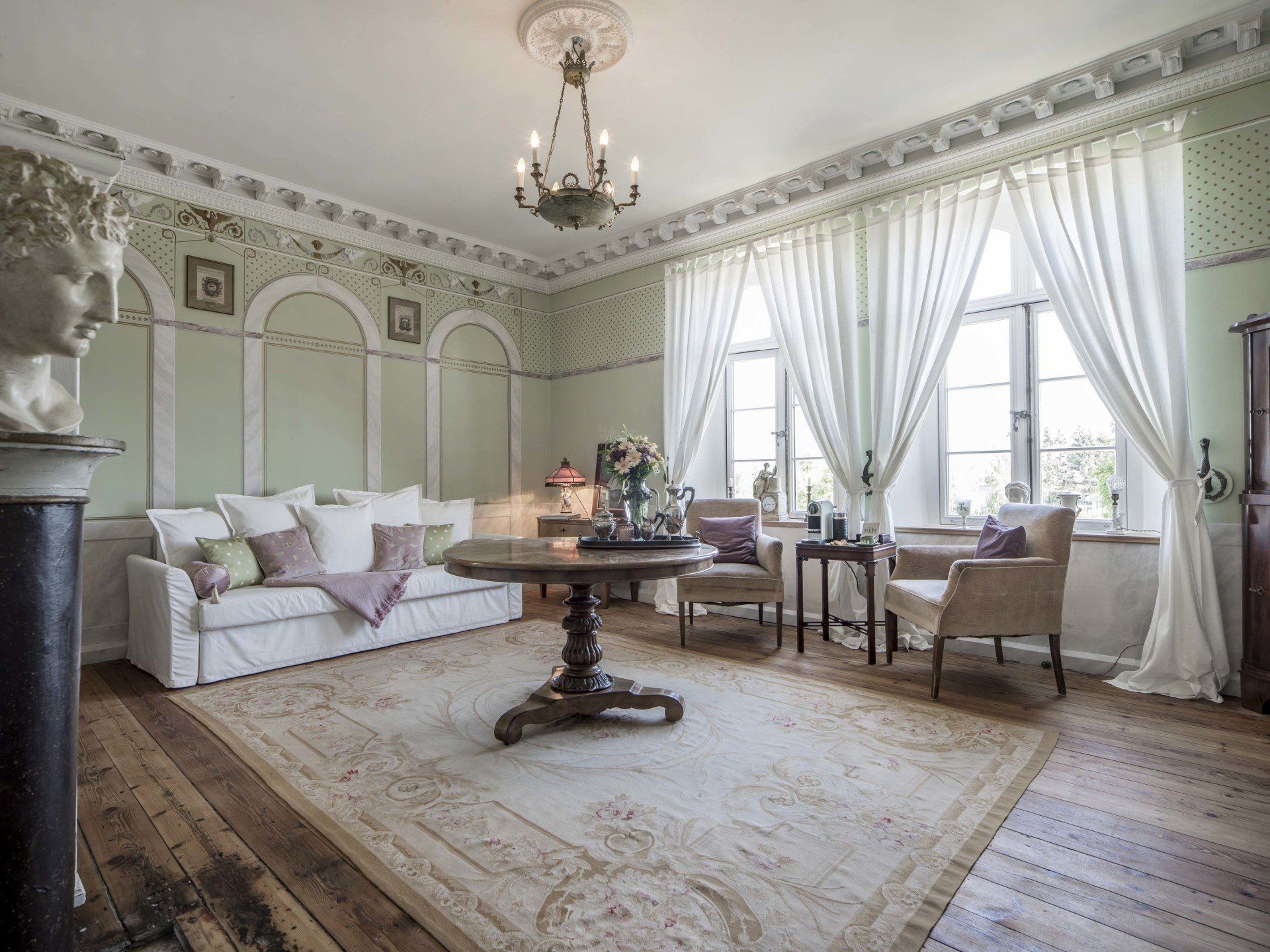 Historisches Gutshaus in Mecklenburg mit Parkanlage. Nostalisches Interior Design mit Antiquitäten.
