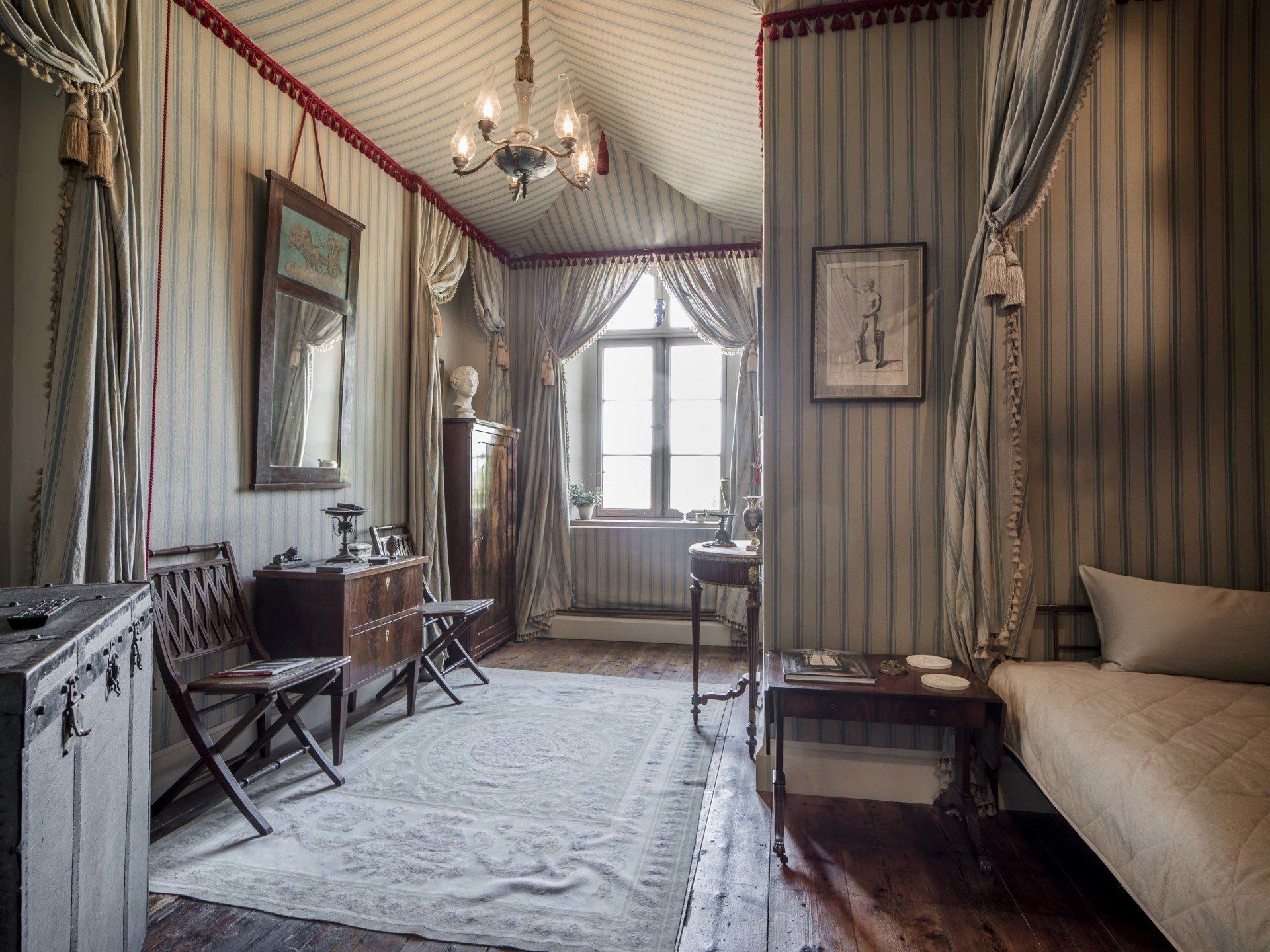 Historisches Gutshaus in Mecklenburg mit Parkanlage. Nostalisches Interior Design mit Antiquitäten.