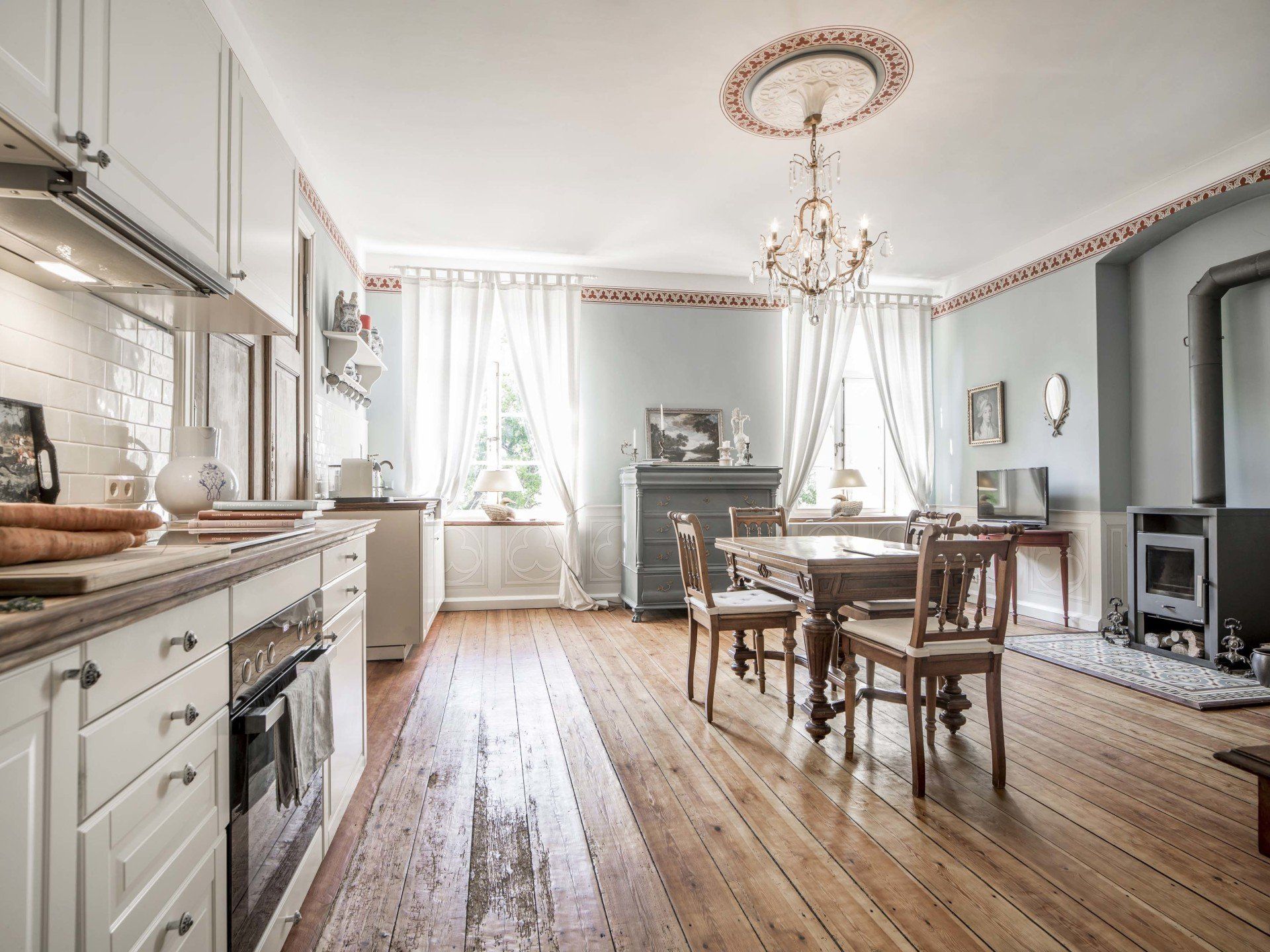 Historisches Gutshaus in Mecklenburg mit Parkanlage. Nostalisches Interior Design mit Antiquitäten.