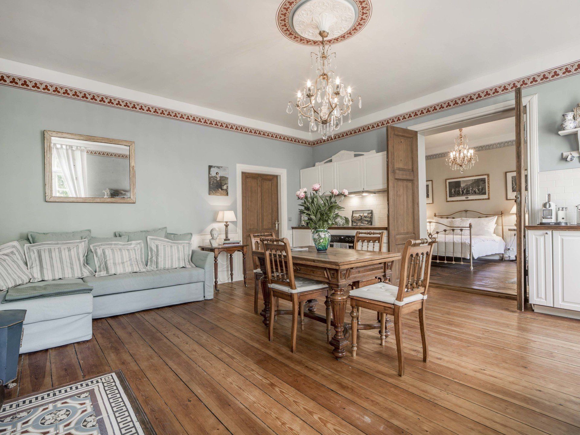 Historisches Gutshaus in Mecklenburg mit Parkanlage. Nostalisches Interior Design mit Antiquitäten.
