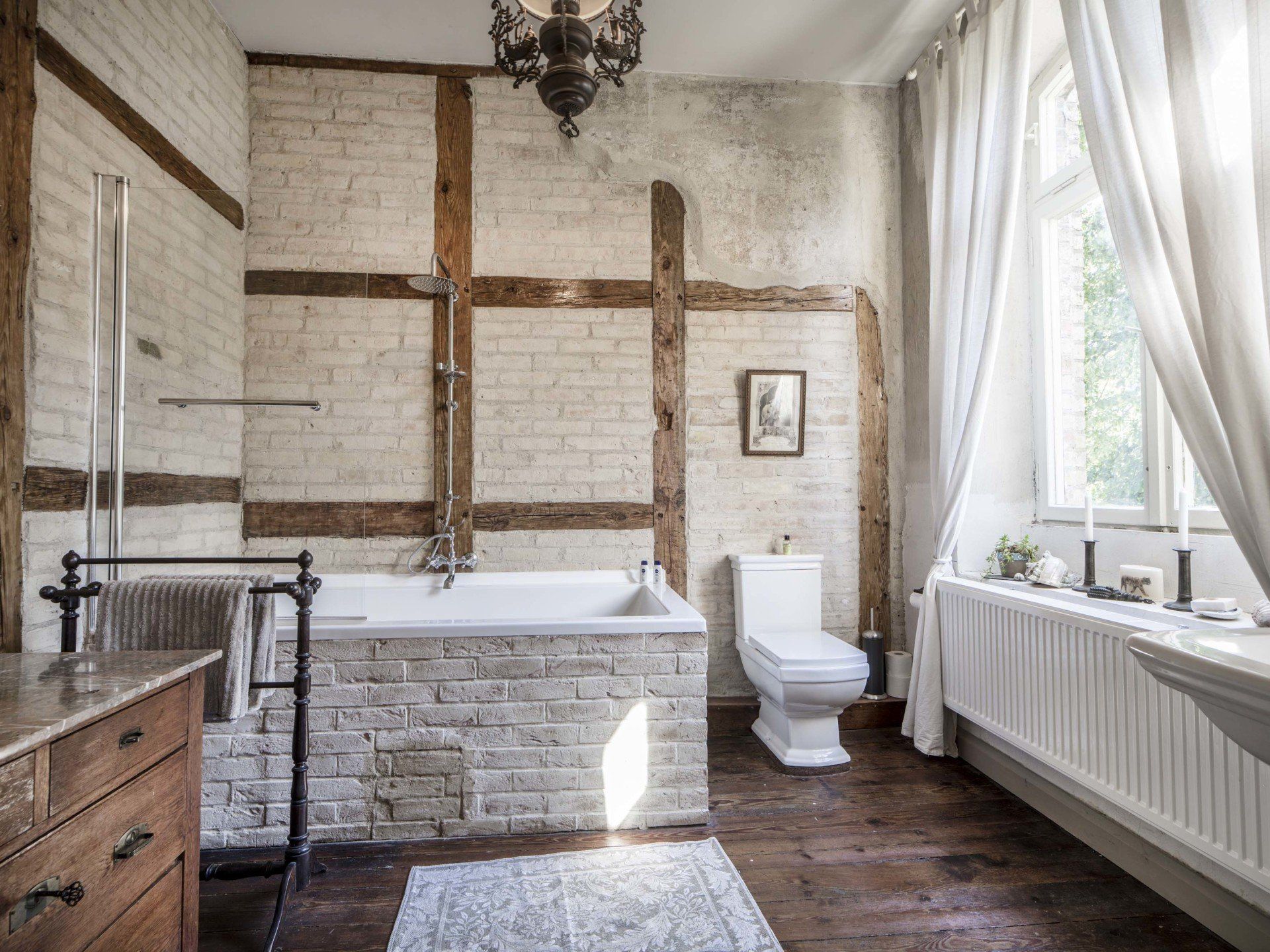Historisches Gutshaus in Mecklenburg mit Parkanlage. Nostalisches Interior Design mit Antiquitäten.