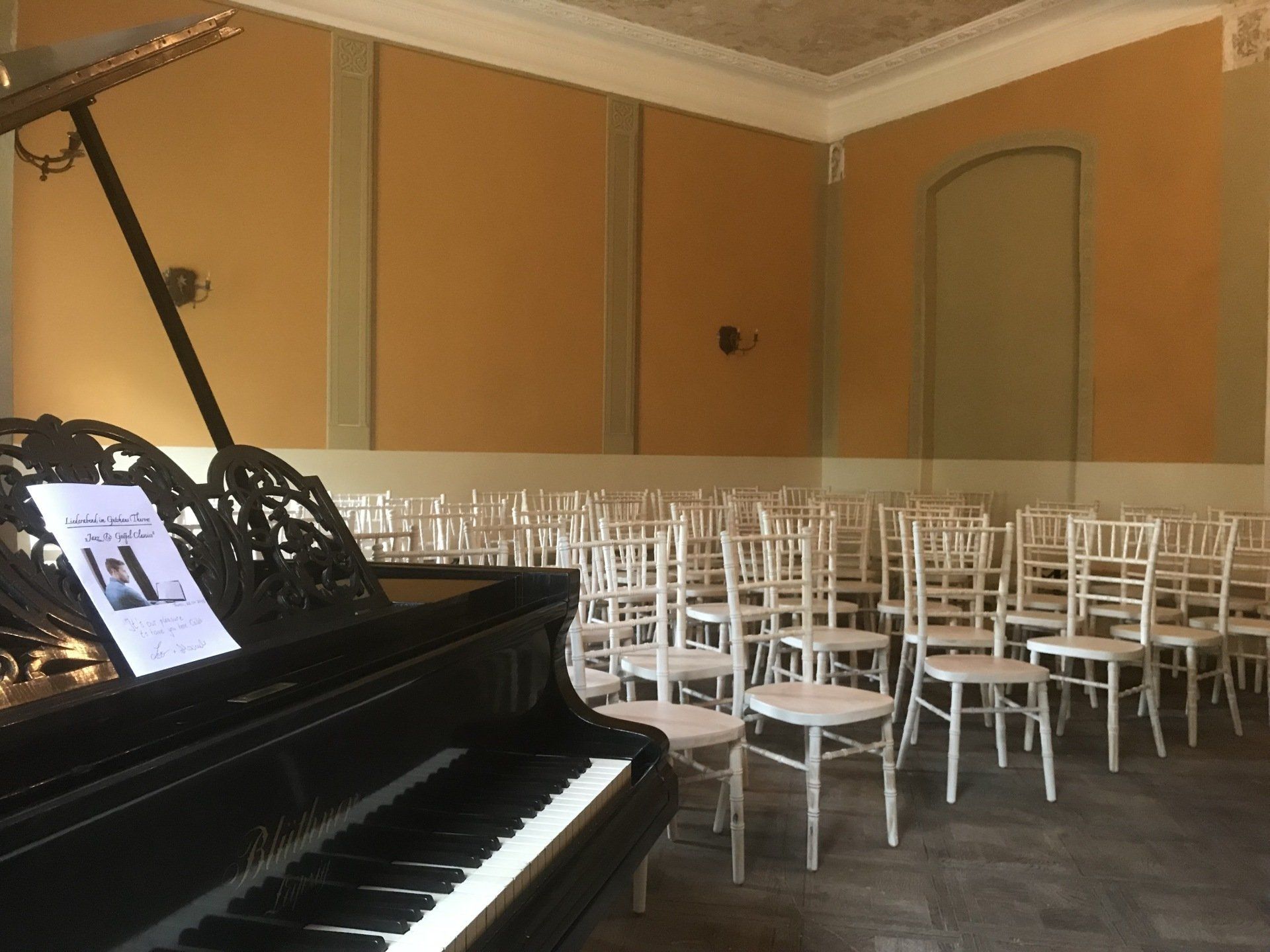 Historischer Saal im Gutshaus. Veranstaltungsort für Konzerte, Events und Feiern.