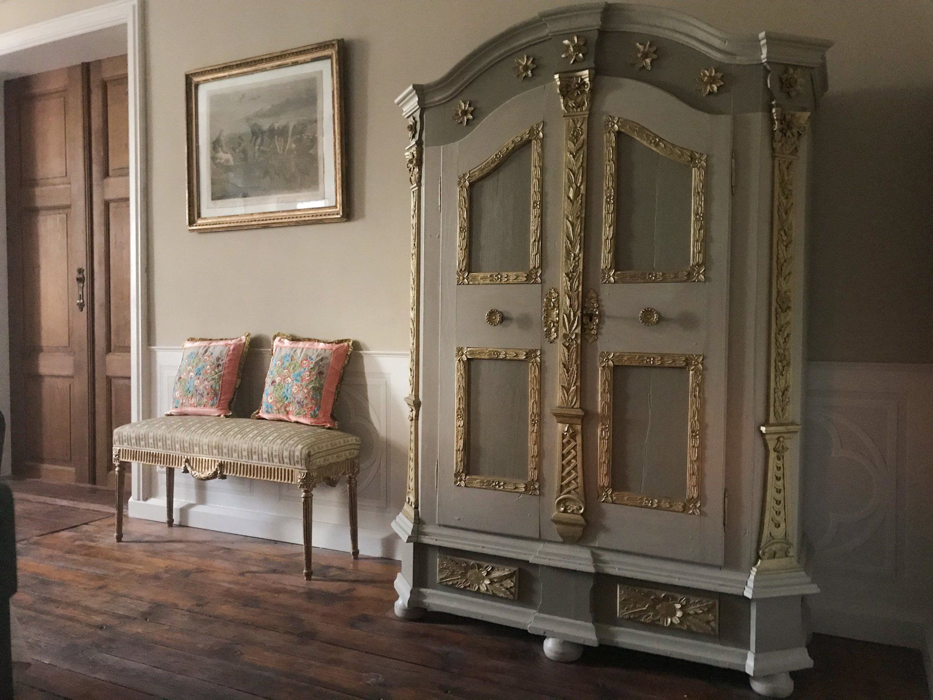Historisches Gutshaus in Mecklenburg mit Parkanlage. Nostalisches Interior Design mit Antiquitäten.