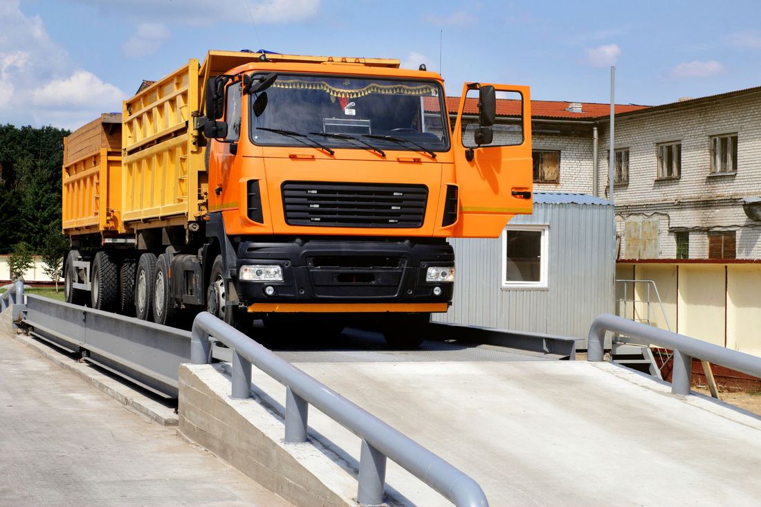 camion in cantiere edile