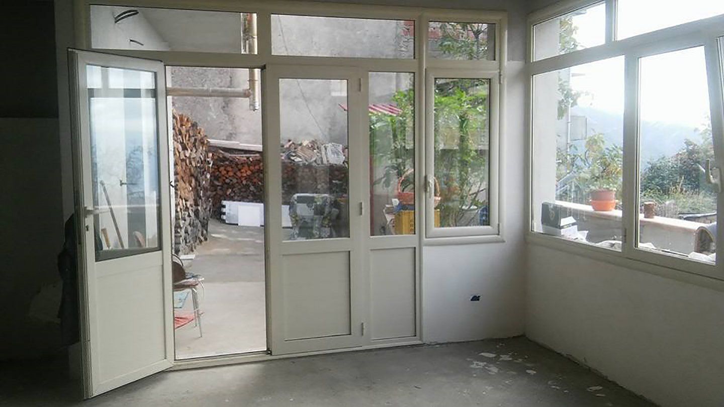 porta aperta che conduce al giardino di una casa