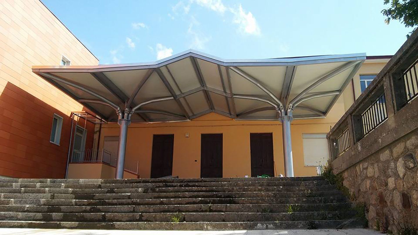pergola sopra l`entrata di un edificio