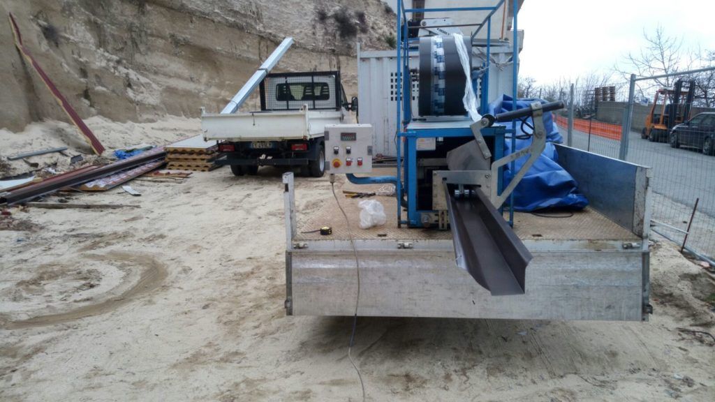 due camion lavorano in un cantiere edile