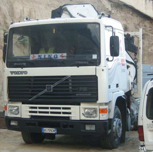 parte anteriore di un camion VOLVO