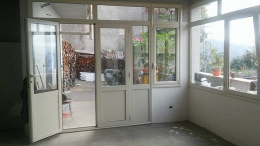 porta aperta che conduce al giardino di una casa