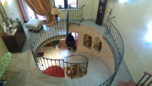 scala interna con ringhiera in ferro