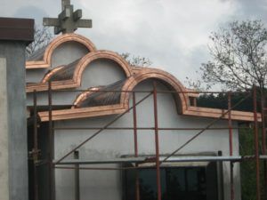 vista frontale di una chiesa in costruzione