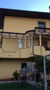 vista di un edificio con tettoia antipioggia