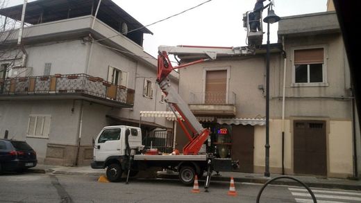 operaio lavora su un carrello elevatore