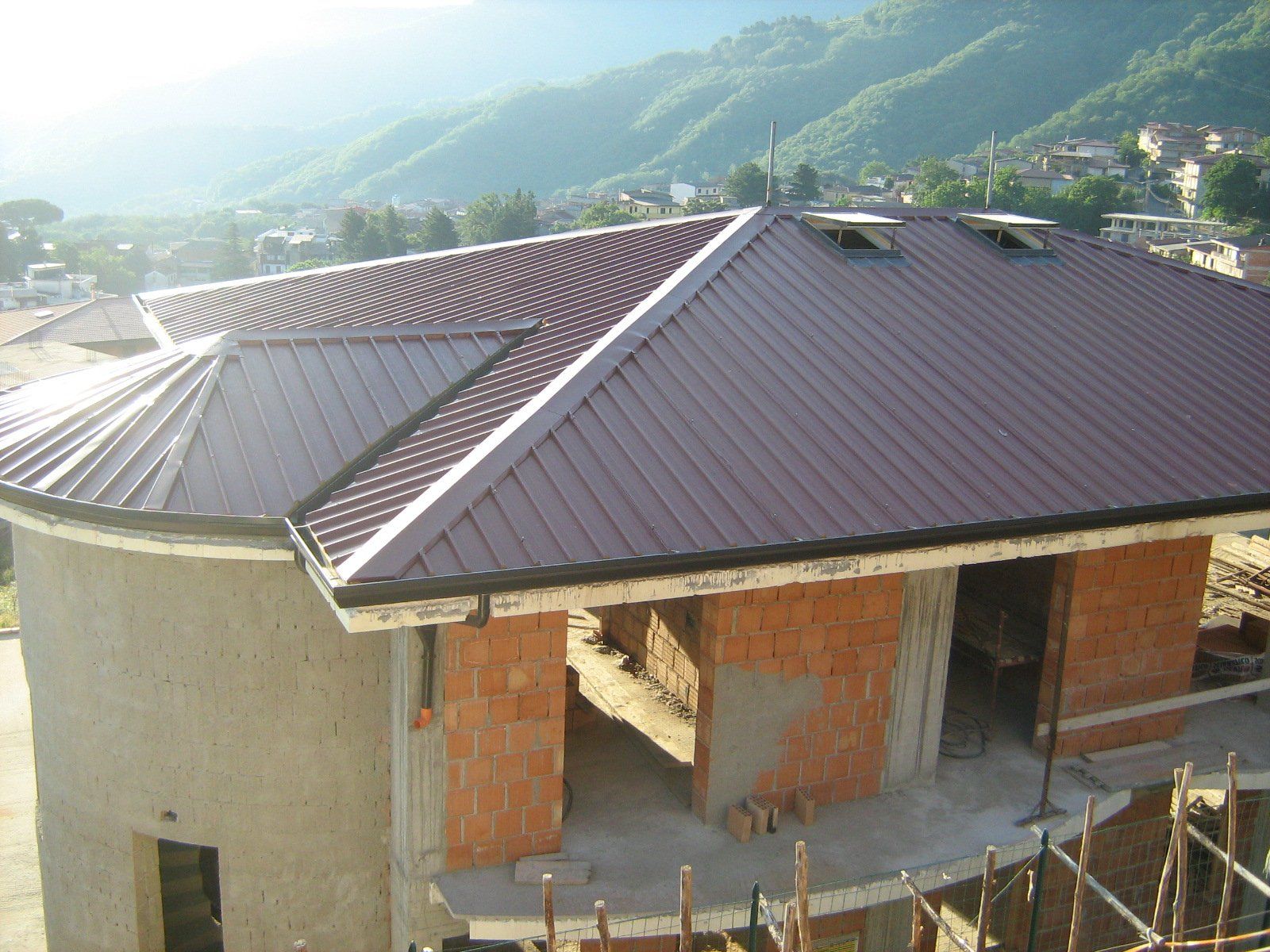 edificio in ristrutturazione con due lucernari sul tetto