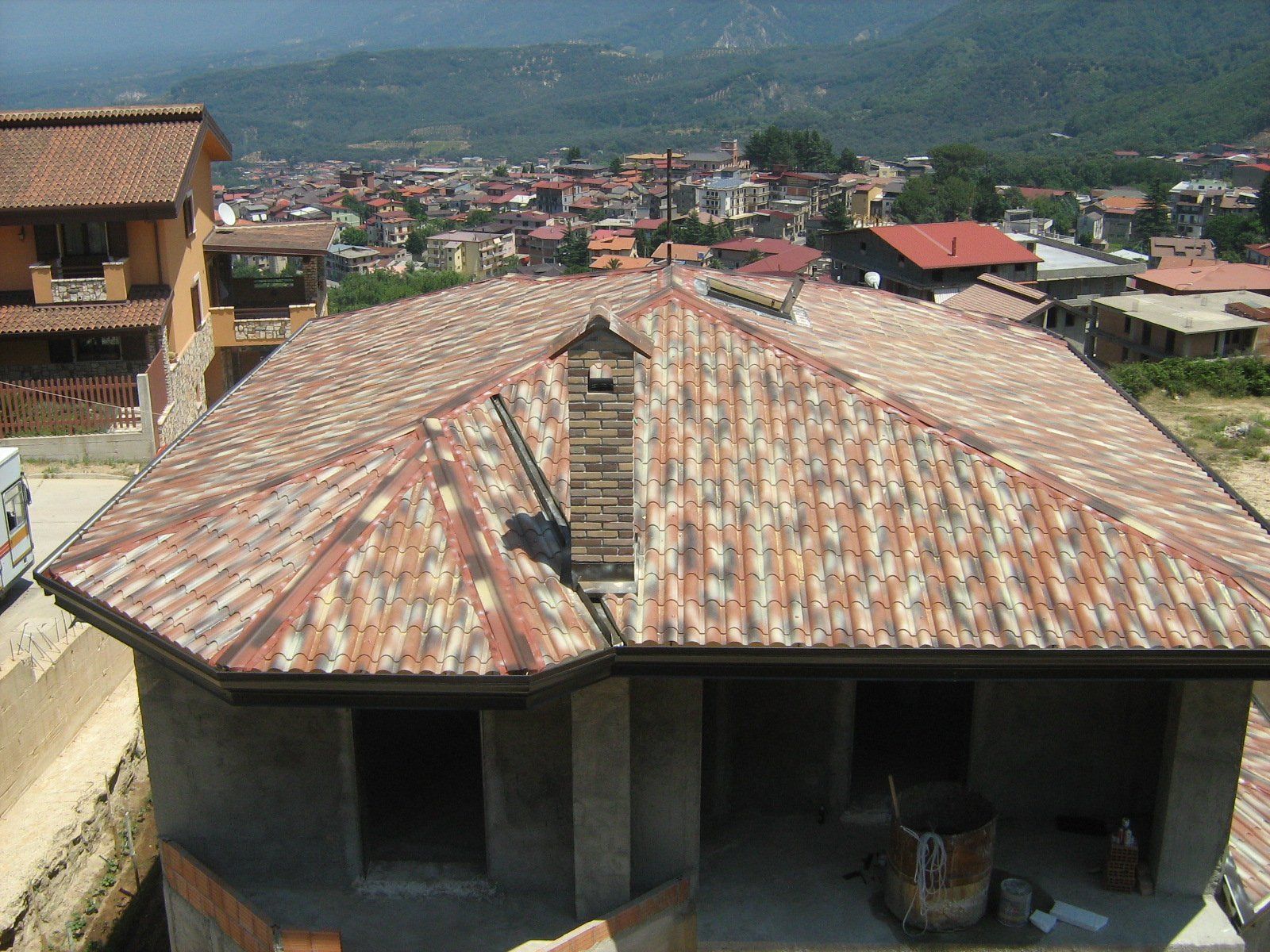 esterno di un edificio con vista frontale sulle montagne