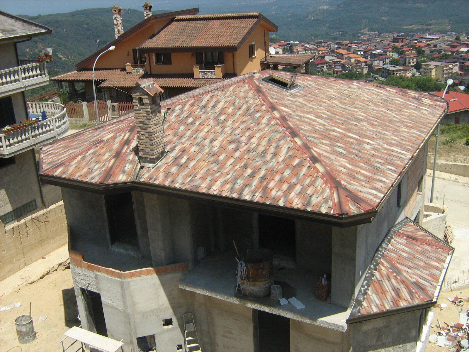 esterno di un edificio con vista laterale sulle montagne