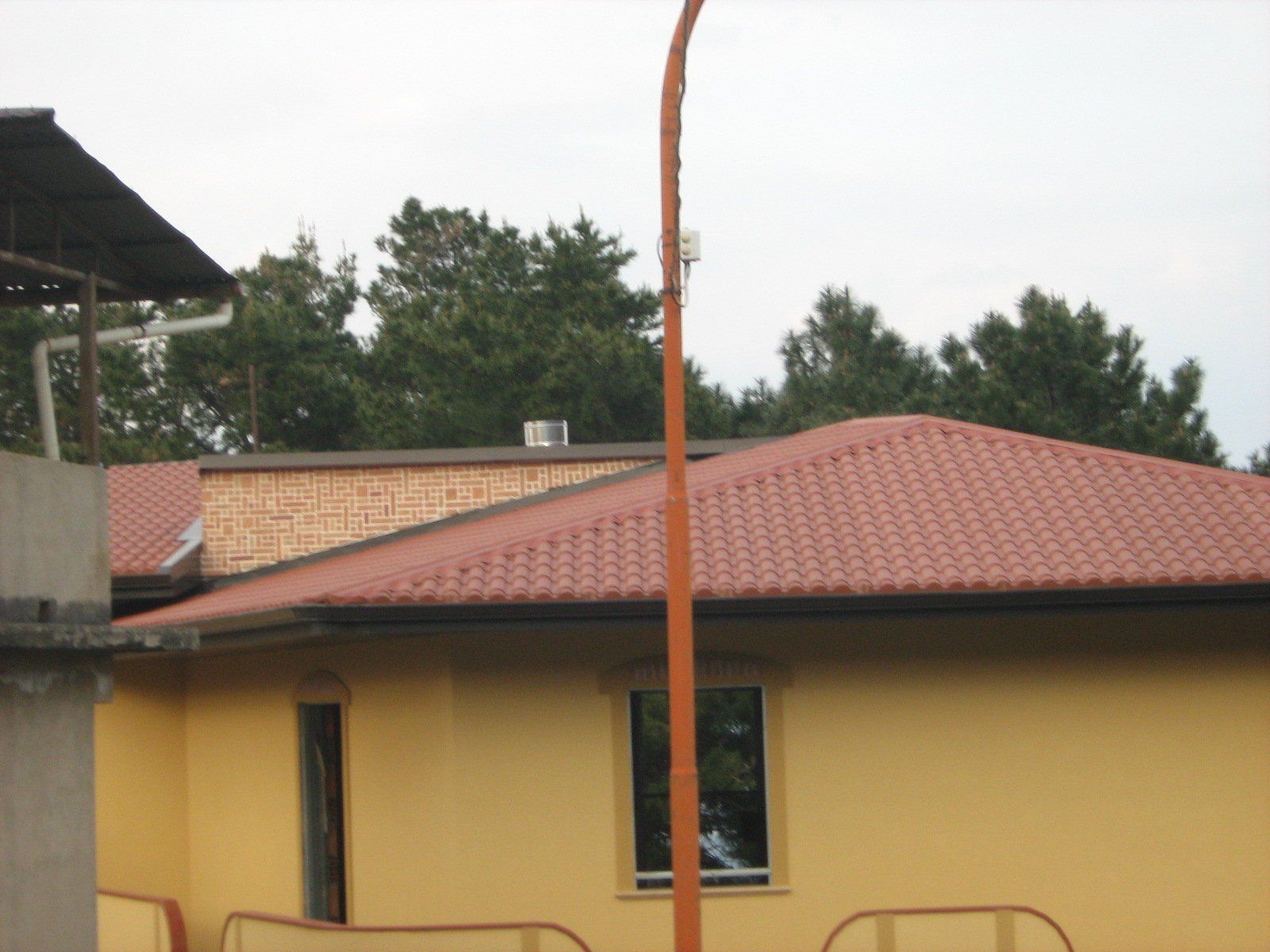 casa dietro un palo della luce