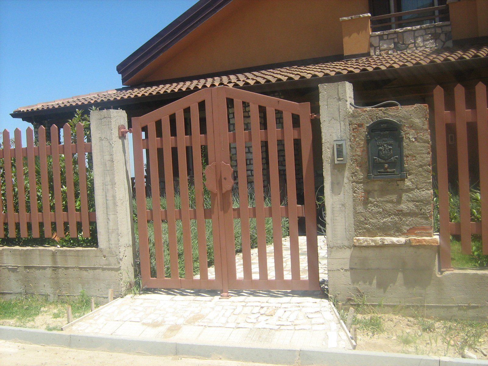 vista frontale d'ingresso di un edificio