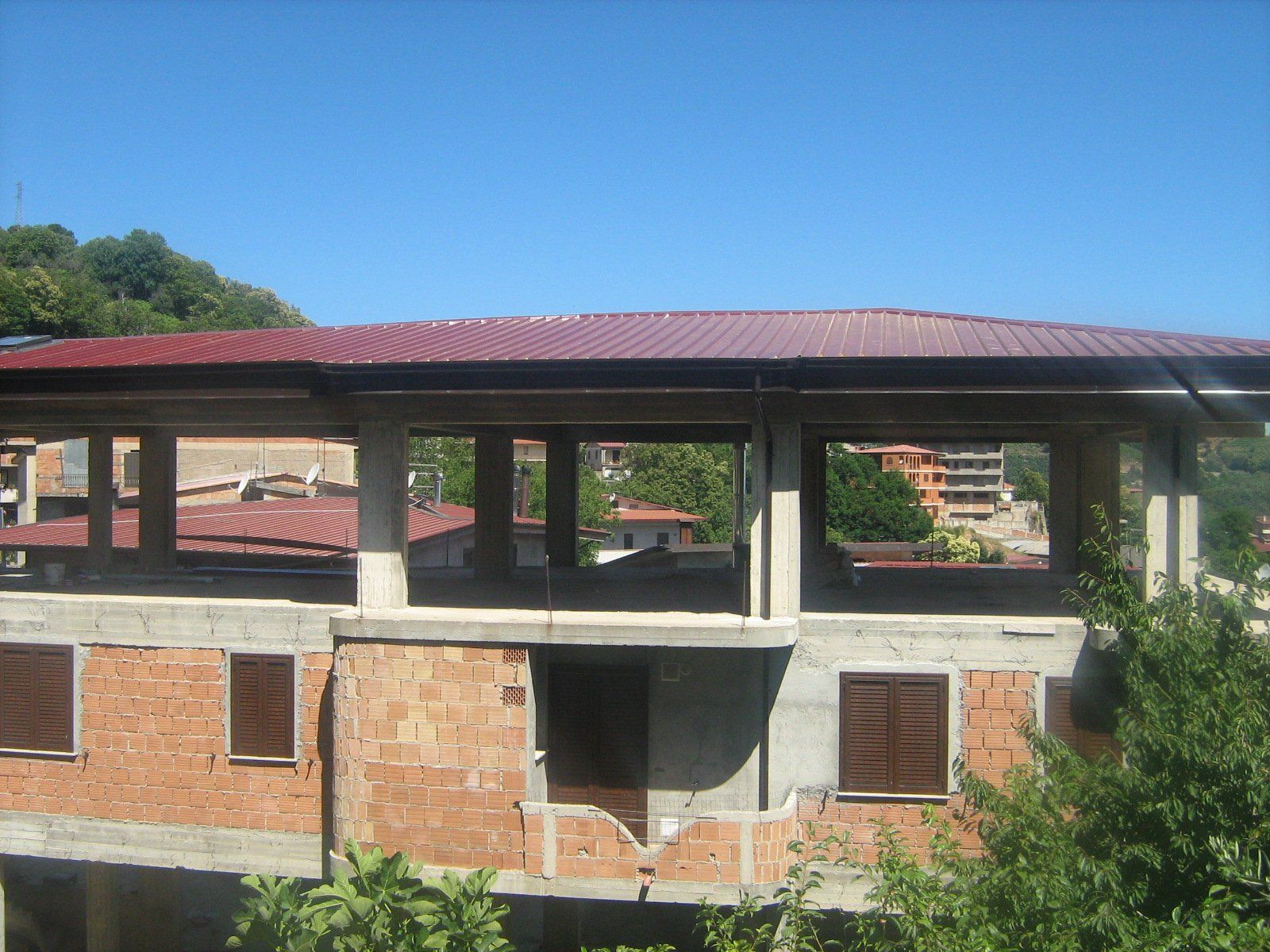 ultimo piano di un edificio aperto ai lati