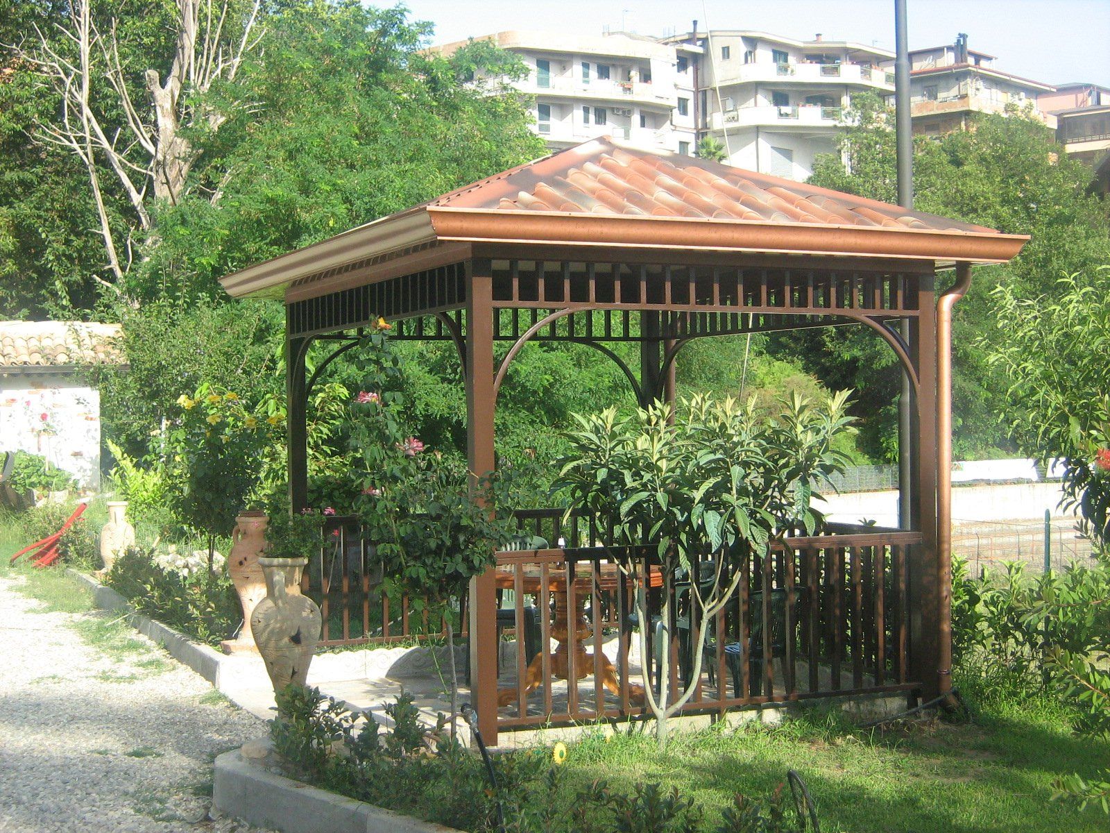 una pergola con giardino