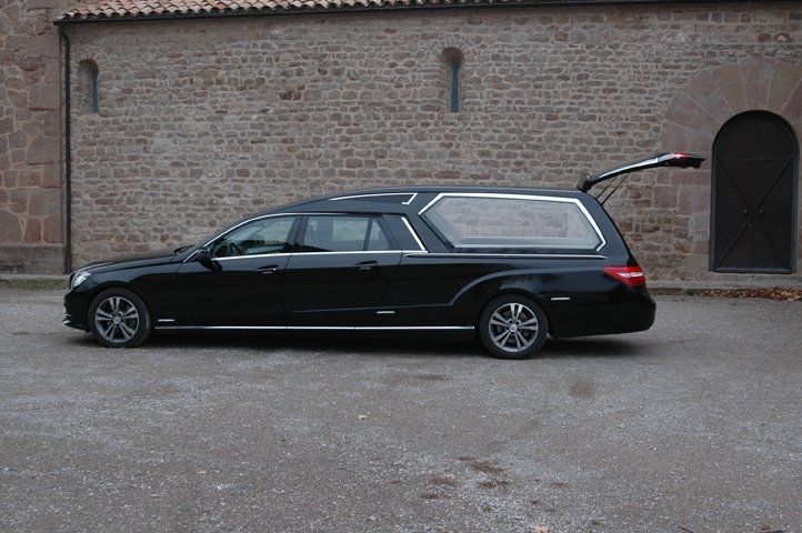 carro funebre nero per servizi funebri a Palermo