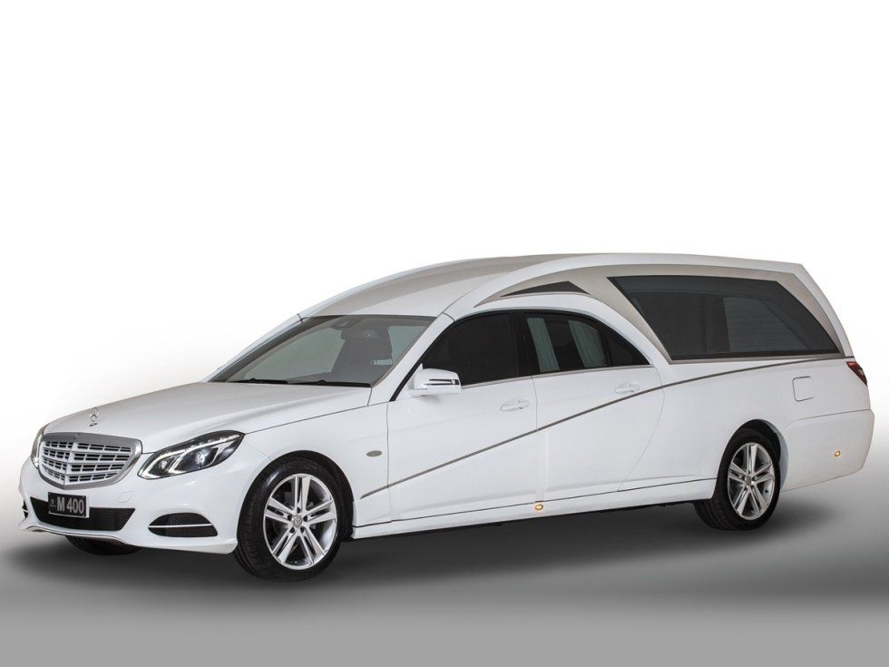 carro funebre bianco per servizi funebri a Palermo