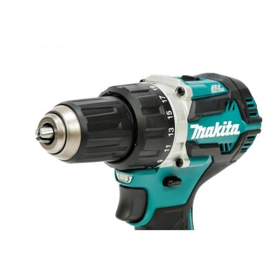 Makita accuboormachine, turquoise en zwart, met zilverkleurige boorkop op een witte achtergrond.