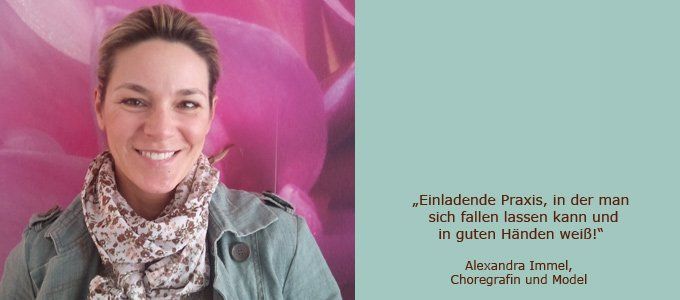 Eine Frau mit Schal und Jacke lächelt vor einem rosa Hintergrund.