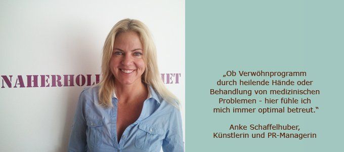 Eine Frau lächelt vor einem Schild mit der Aufschrift „naherholt“