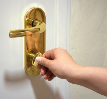 Chiusura di porta interna con pomello girevole