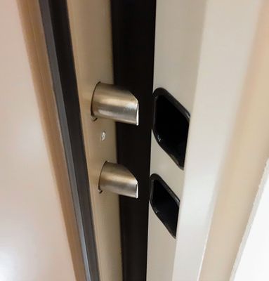 Rostro antistrappo per serramento domestico
