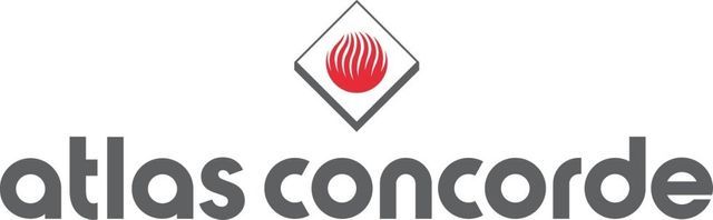 Logo dell'Atlas Concorde con testo grigio e un emblema a forma di diamante rosso sopra di esso.