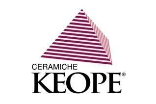 Logo Ceramiche Keope con triangolo a righe bordeaux e testo nero su sfondo bianco.