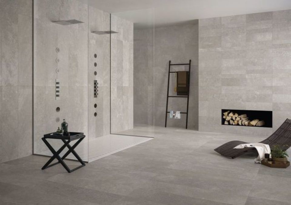 Bagno moderno e minimalista con cabina doccia, portasciugamani a scaletta e nicchia con camino.