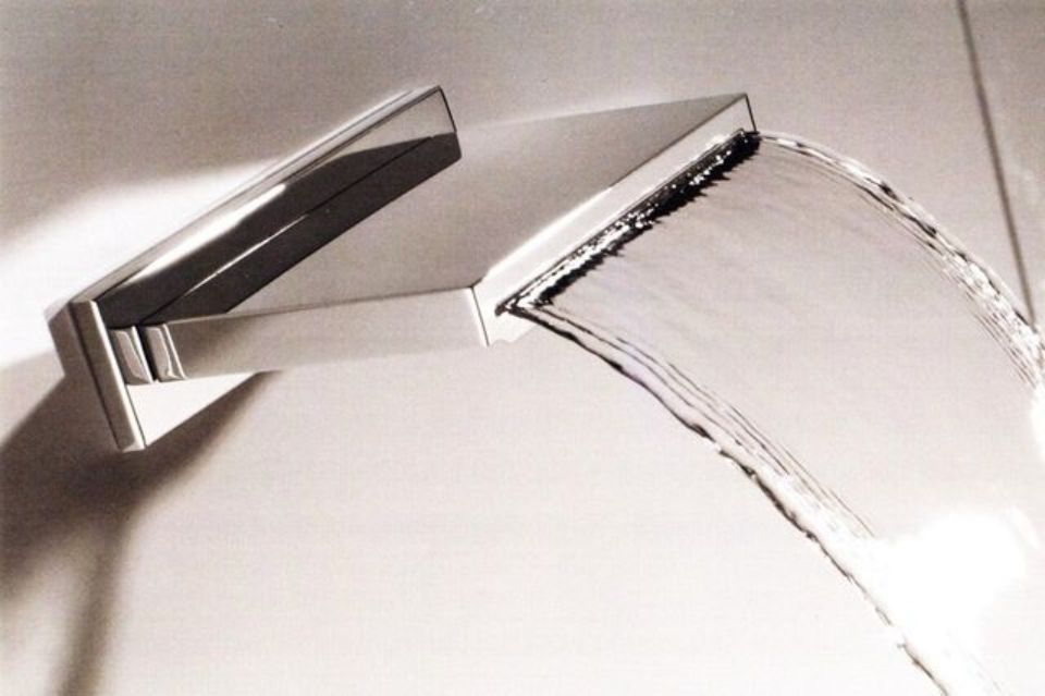 Rubinetto da bagno cromato che eroga un getto d'acqua limpida.