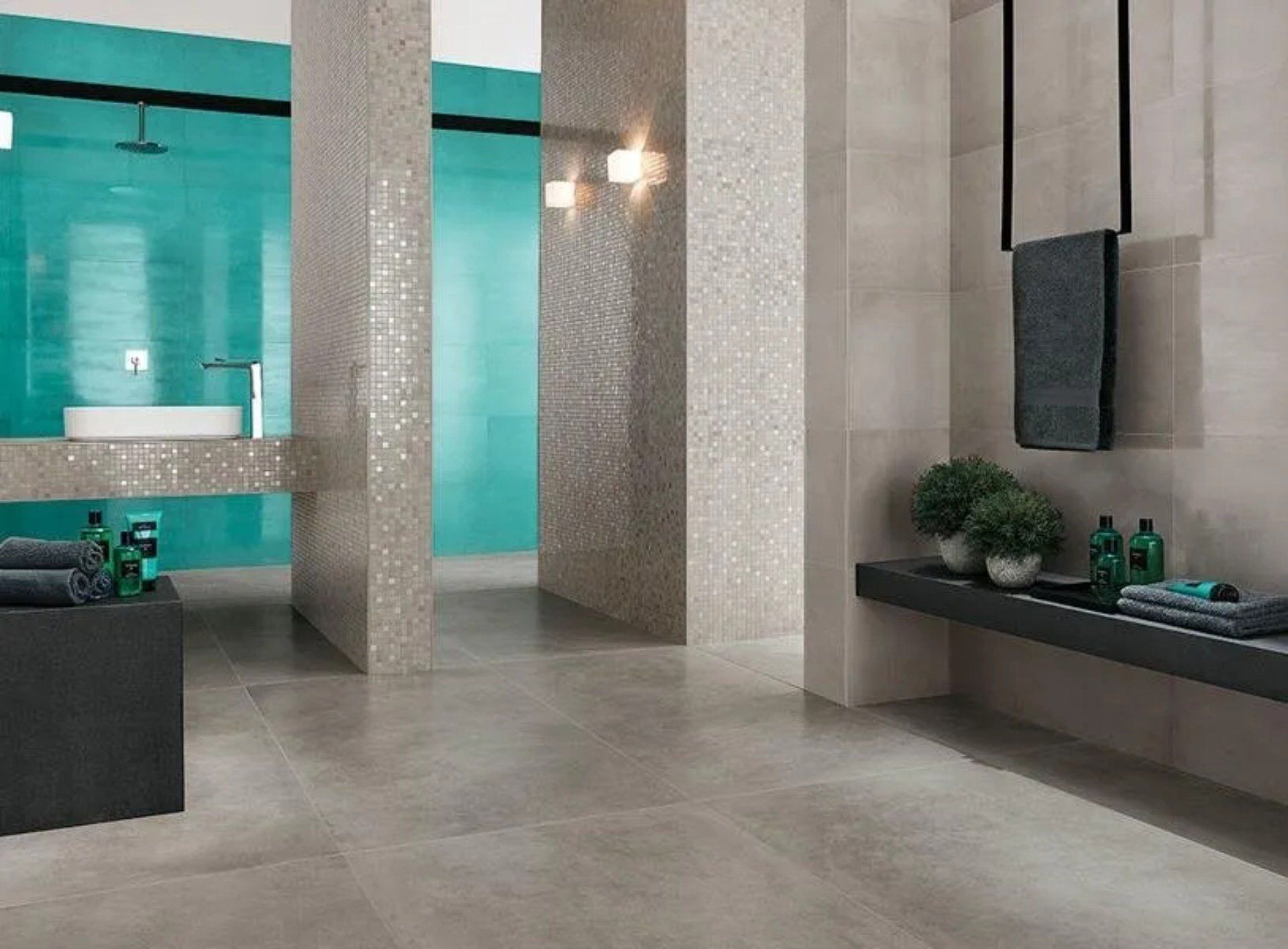 Bagno moderno con piastrelle in pietra grigia, parete in vetro turchese e mobile bagno con doppio lavabo e piante.