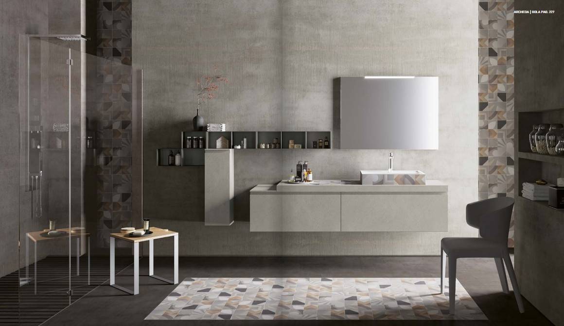 Bagno moderno di colore grigio con doccia in vetro, mobile lavabo sospeso, specchio e dettagli in piastrelle a mosaico.