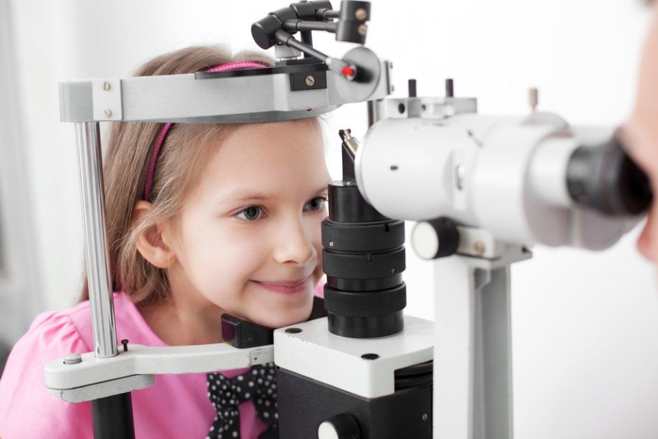 Bambina dall'oculista